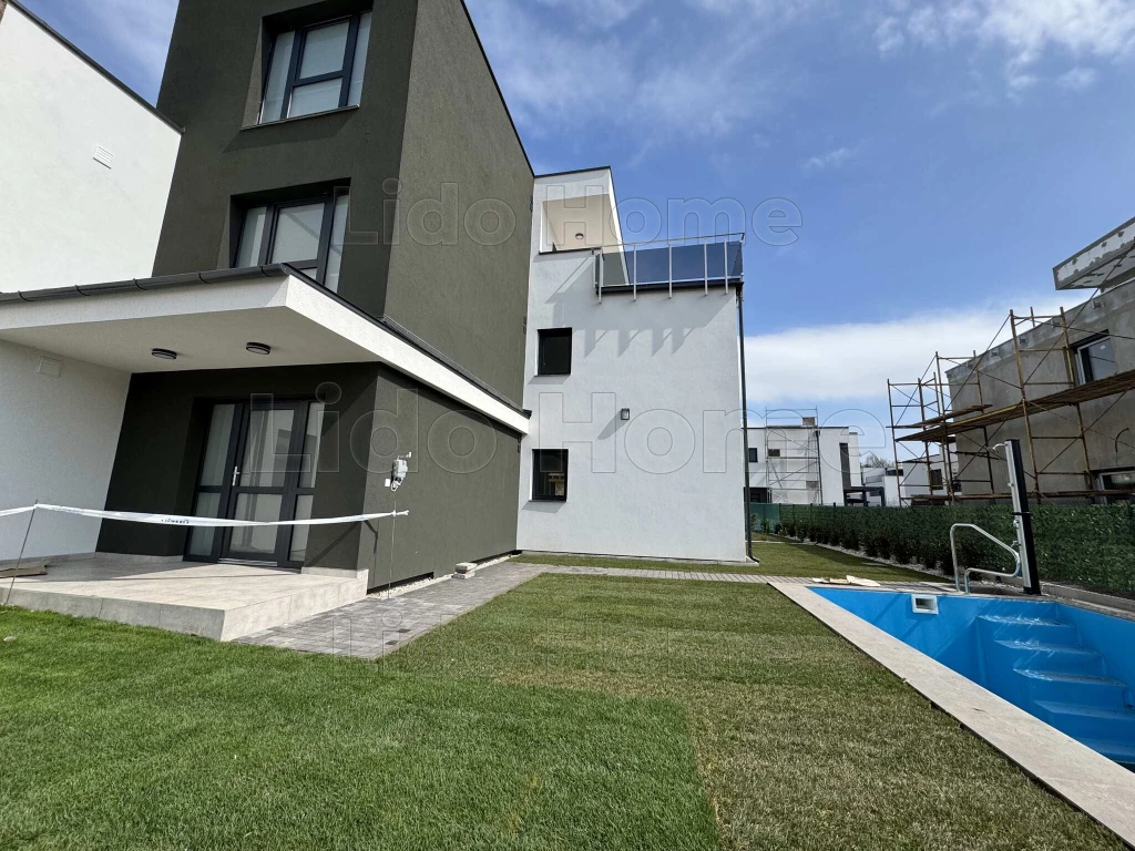 Medencés házban tágas új építésű lakás!