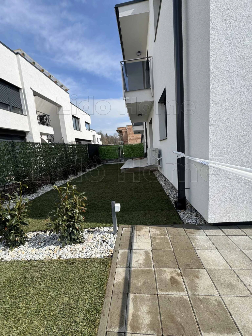 Medencés házban kedvező áron új lakás!