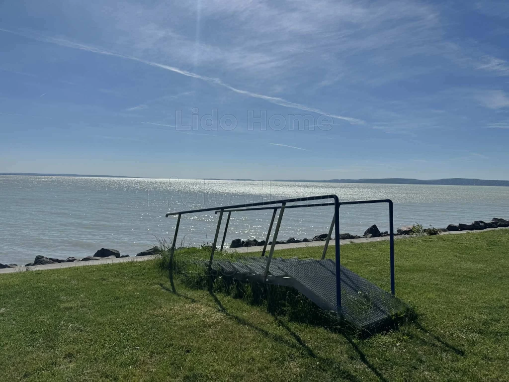 Eladó vízparti nyaraló Balatonakarattyán!