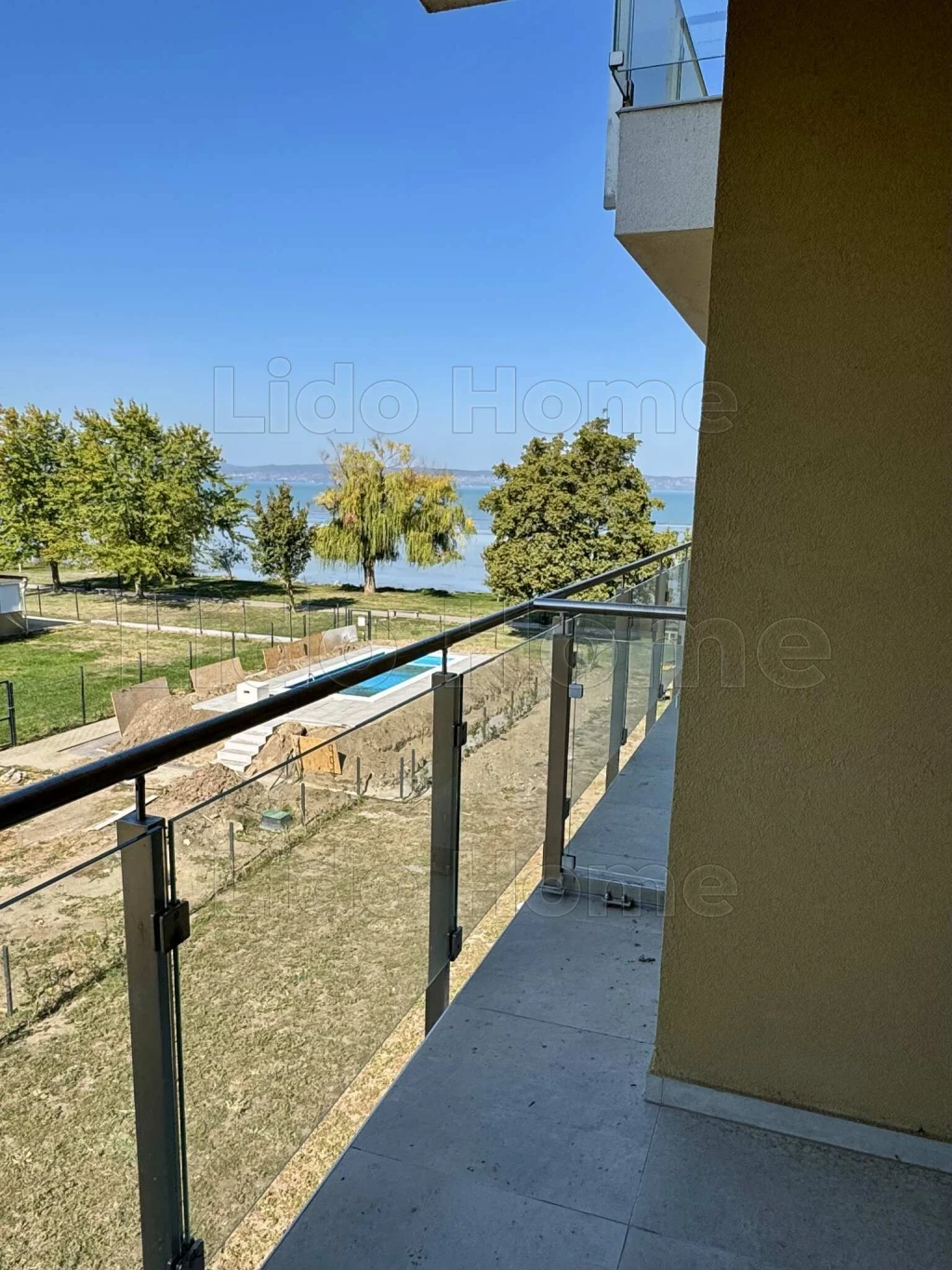 Részpanorámás új építésű lakás Siófok Ezüstpartján, vízpart menti lakóparkban!