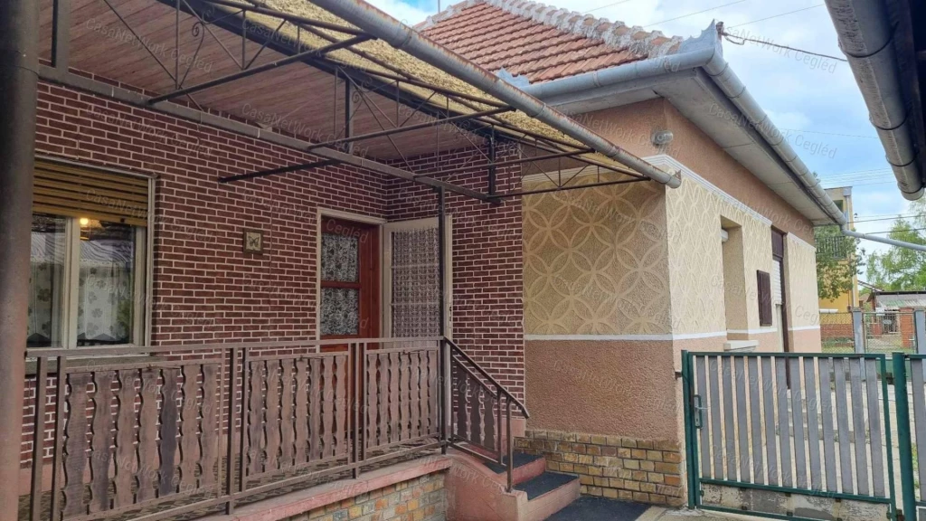 Abonyban (Pest vármegye) két és fél szobás családi ház eladó!