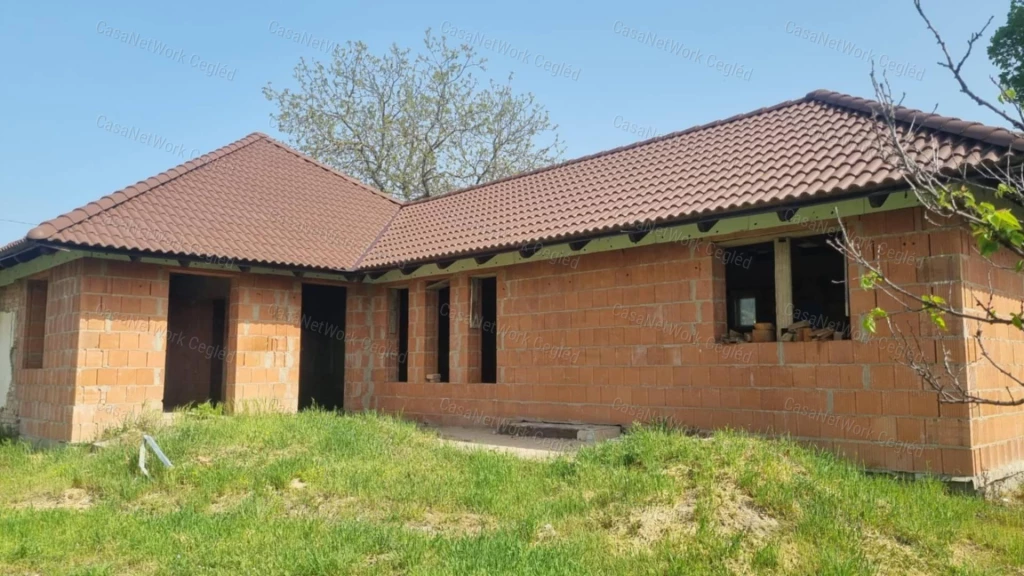 Ceglédbercelen 107 nm alapterületű, szerkezetkész családi ház eladó