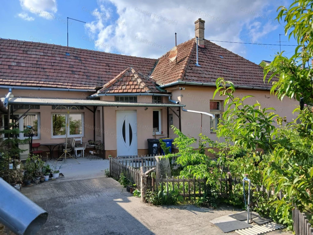 ELADÓ 120 m2-es CEGLÉDI CSALÁDI HÁZ