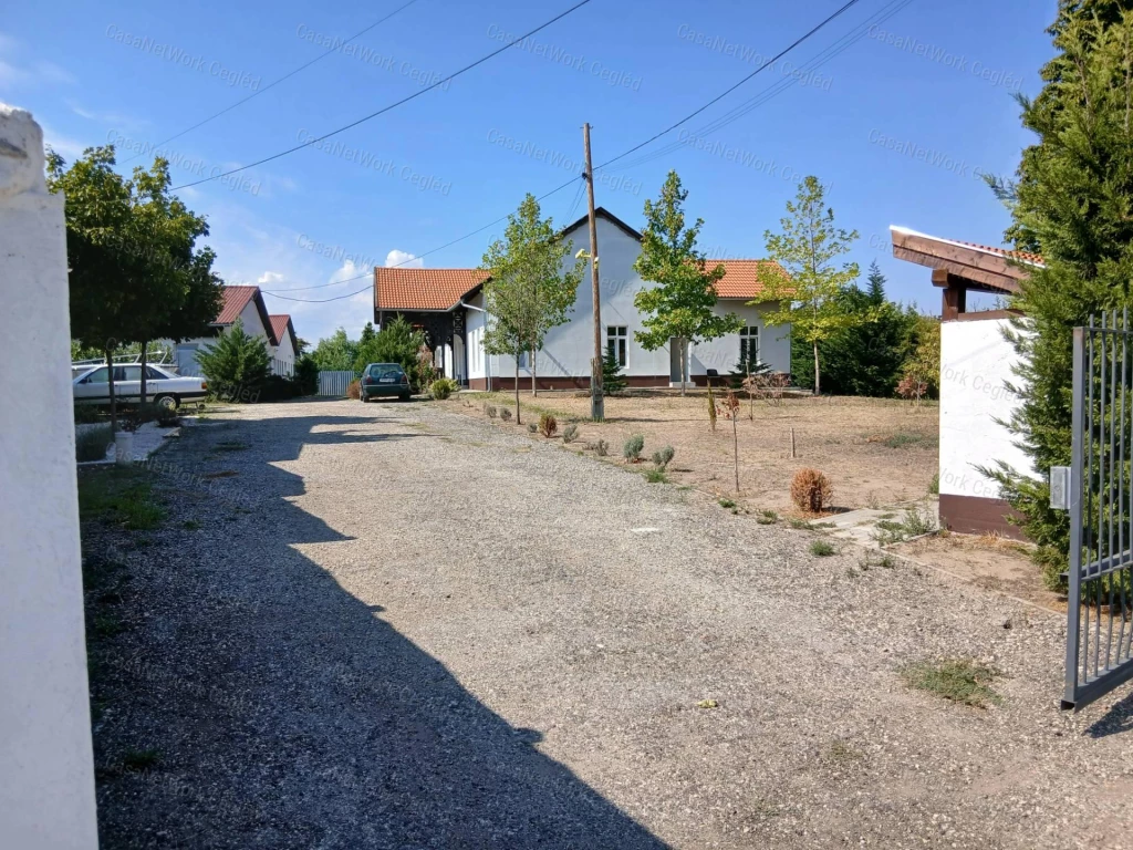 ELADÓ 11 SORHÁZI LAKÁS TÁPIÓSZELÉN!