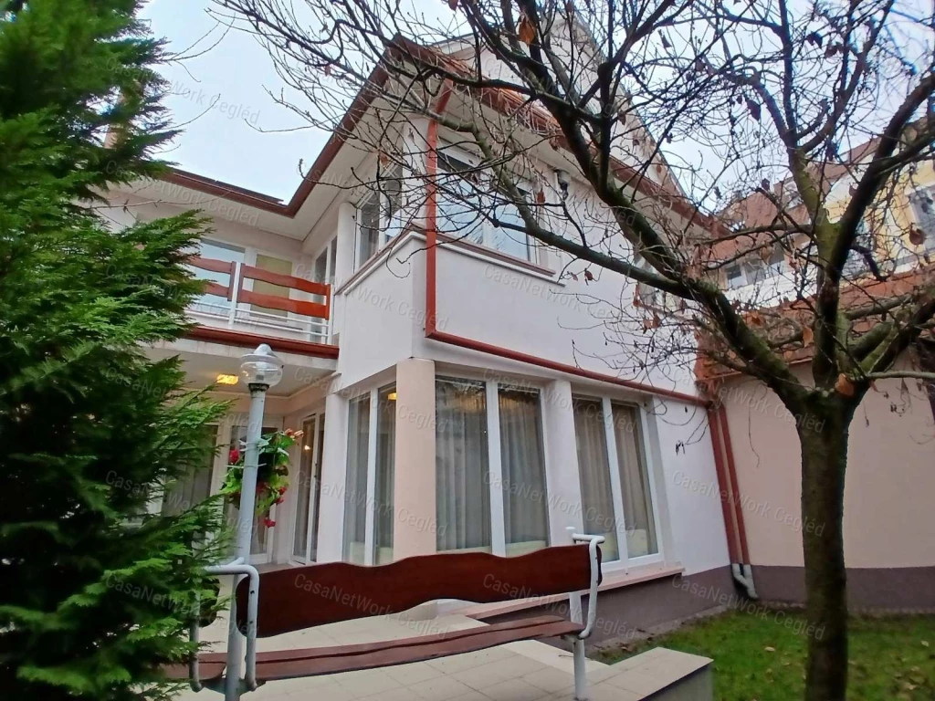 Eladó Kecskemét szívében 268 m2 Családi Házban iroda