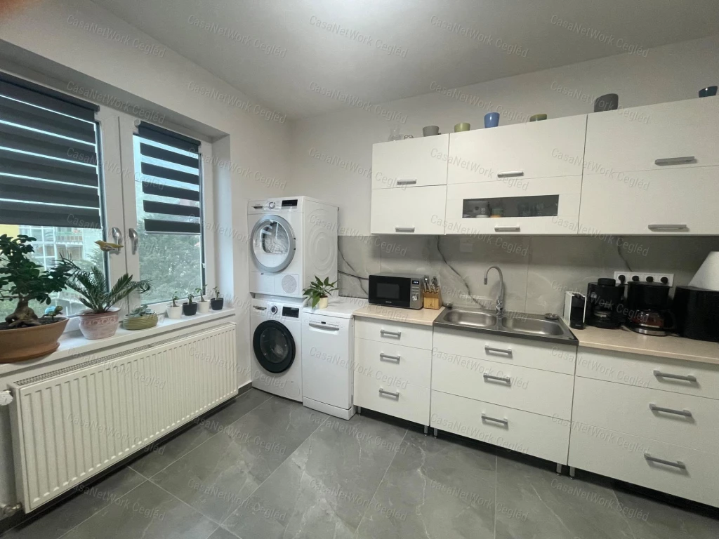 5+1 szobás, nagy teraszos, belső kétszintes, felújított lakás eladó!