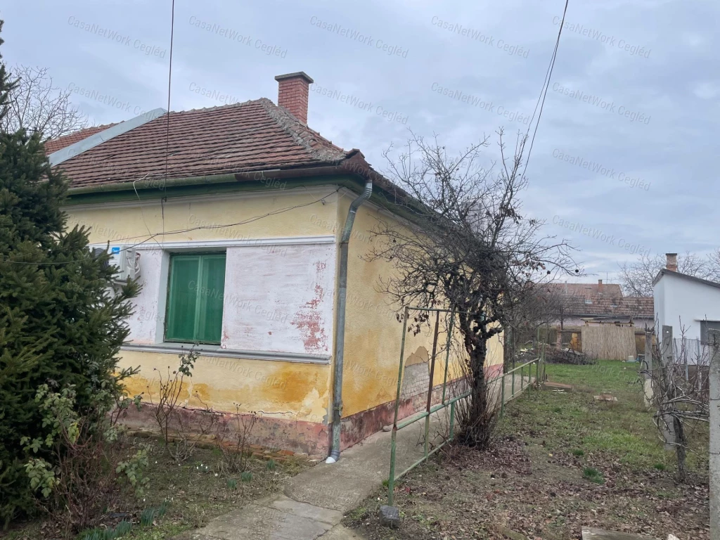 Eladó felújítandó ikerház fél Szolnokon