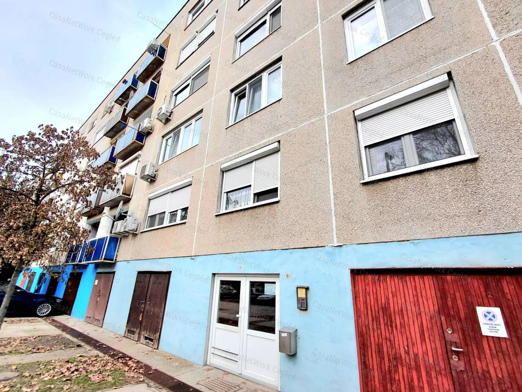 Nagykőrösön eladó harmadik emeleti panellakás garázzsal!