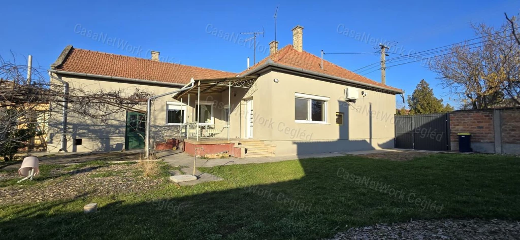 Cegléd Újvárosi részén családi ház eladó!