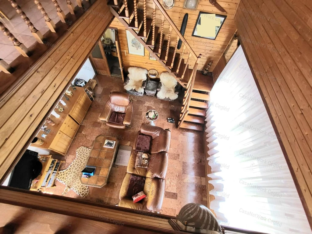 Újszász központjában kiváló helyen remek családi ház eladó!