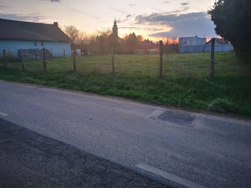 Eladó telek Tapiószele