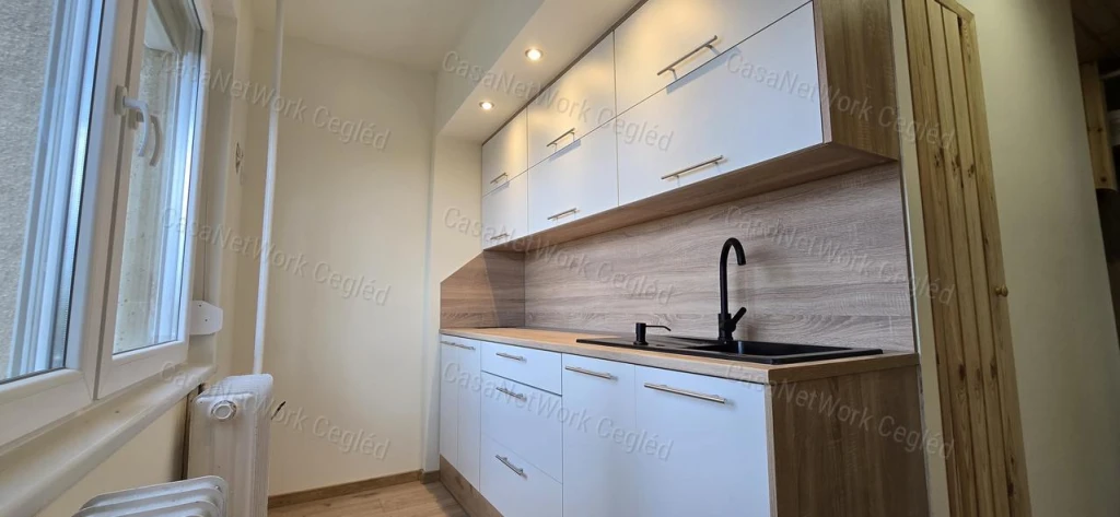 Felújított, erkélyes 2 szobás lakás eladó Cegléd központjában!