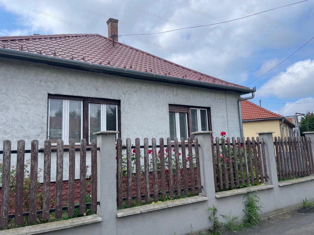 Szolnokon családi ház eladó!