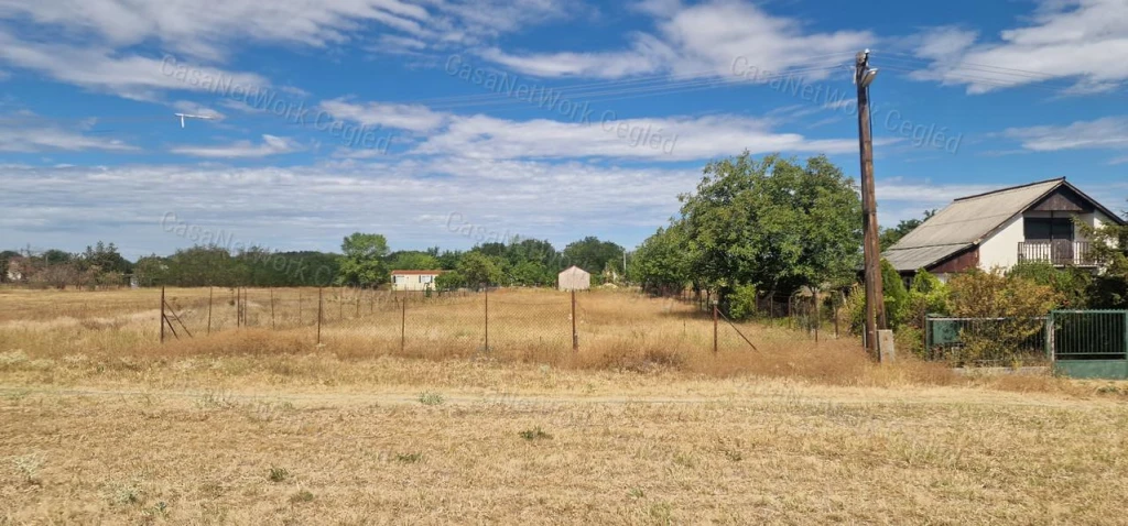 Törtelen, a Gerje-parton eladó 1497 m²-es zártkerti telek!
