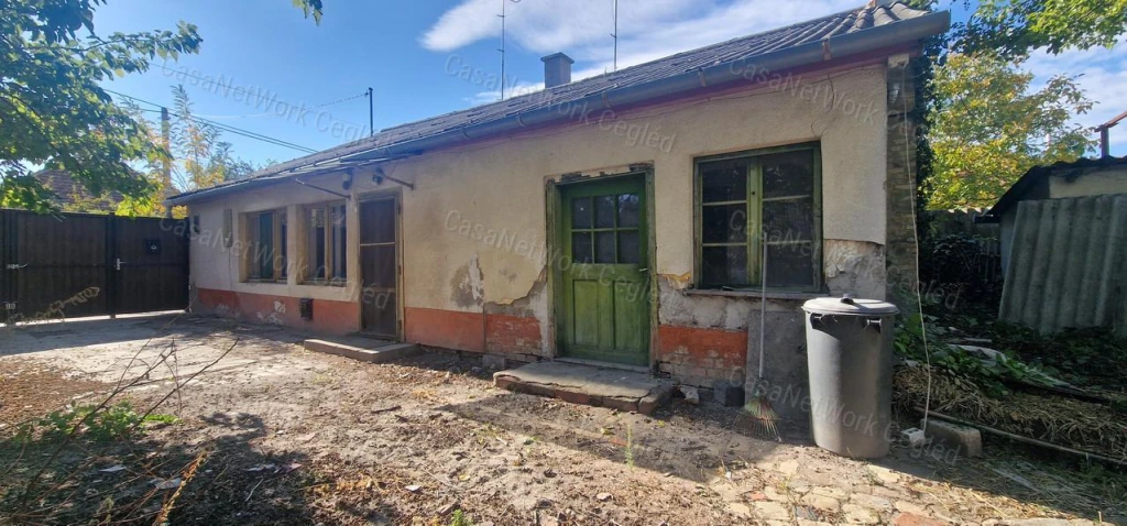 Cegléden, az Újvároson eladó ingatlan 1027 m²-es telken!