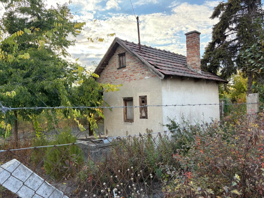 ELADÓ ZÁRTKERTI TELEK CSEMŐ ZÖLDHALOM RÉSZÉN, AZ AVAR KÖZBEN!
