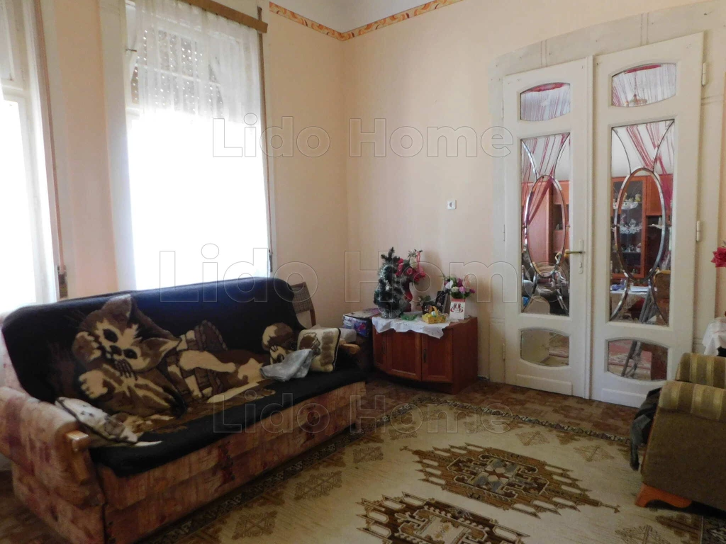 Belvárosban földszinti tégla lakás!