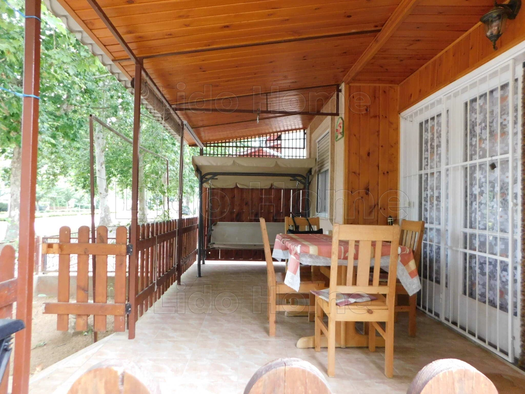 Gunaras centrumában tégla építésű nyaraló!