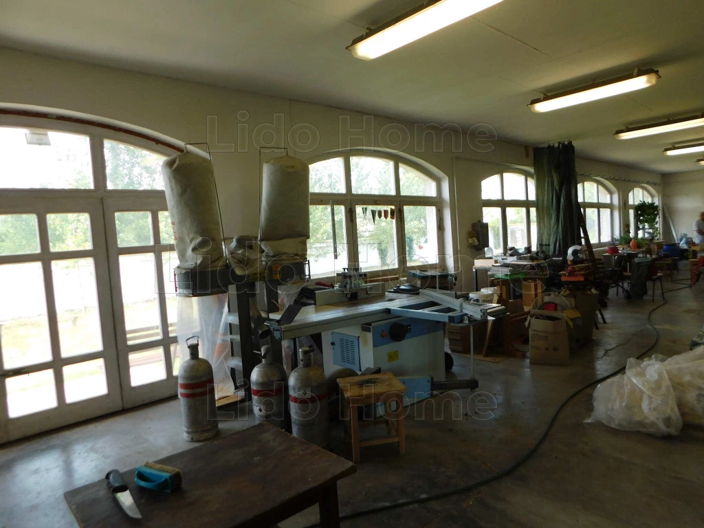 Eladó ingatlan – sok lehetőséget rejtő családi ház besorolású épület