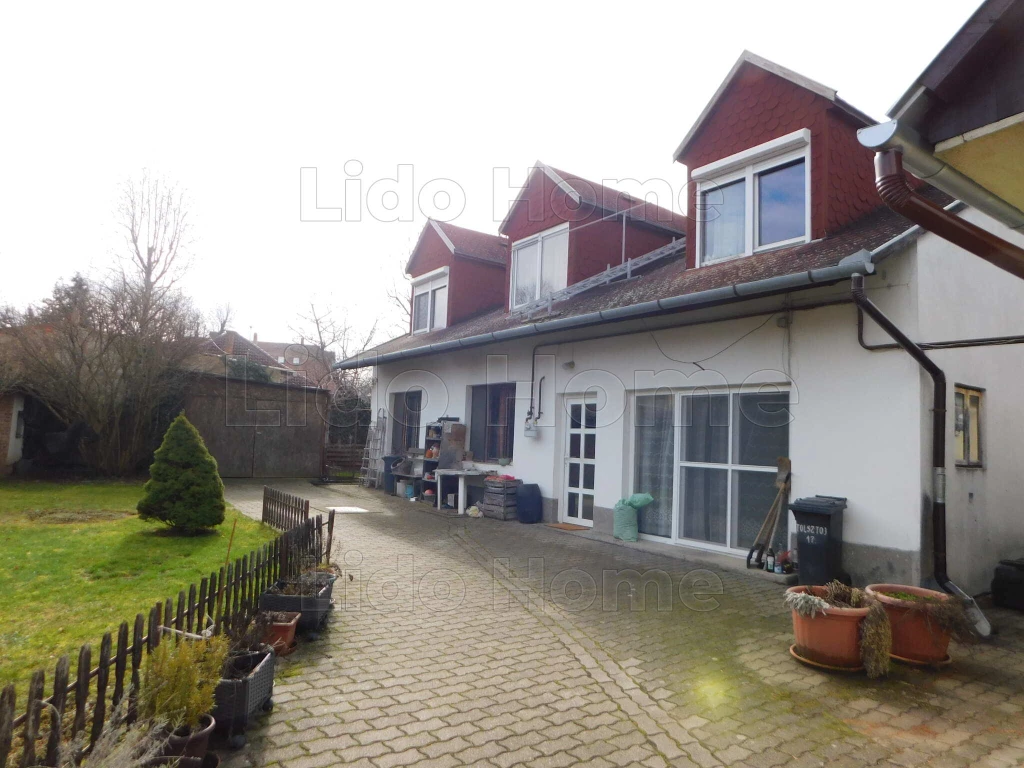 KIVÉTELES LEHETŐSÉG Pécs kedvelt Kertvárosában – Kétgenerációs otthon vagy befektetés egy helyrajzi számon!