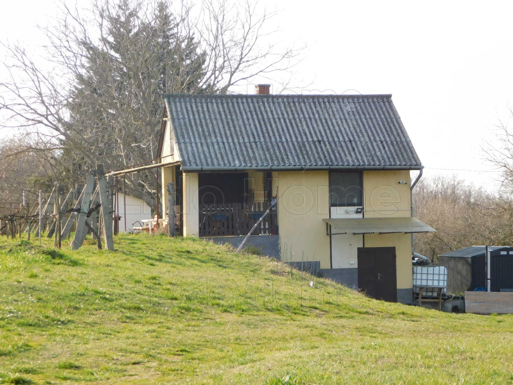 Eladó gondozott szőlőbirtok présházzal Mosdóson, a Vigadó-hegyen – panorámás pihenőház a Kaposvölgy felett!
