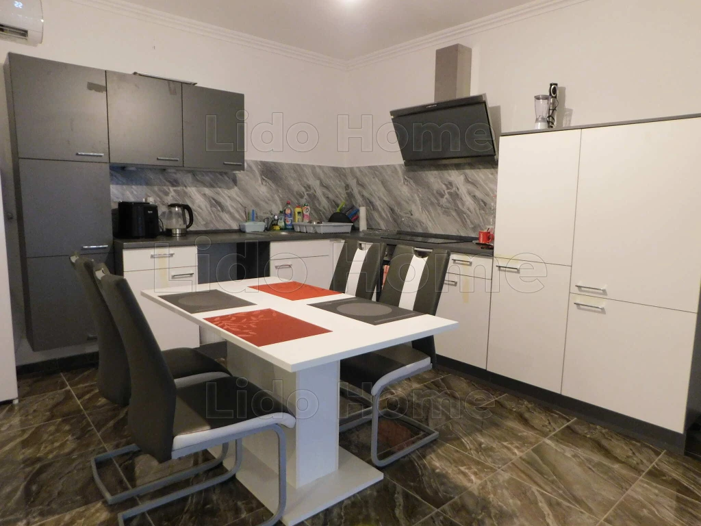 Újszerű, igényes családi ház eladó Újdombóváron, csendes környezetben!