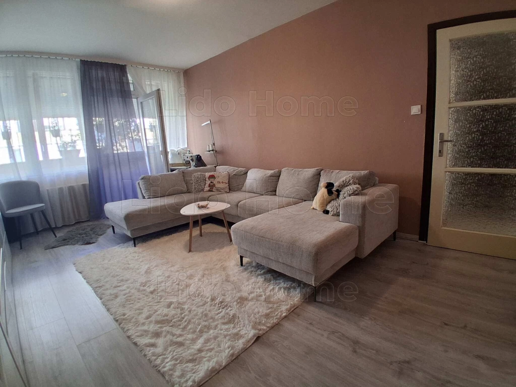 Felújított, földszinti lakás eladó a város szívében