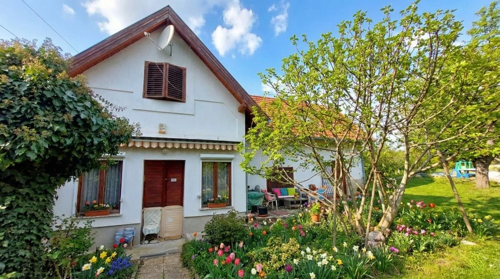 Balatonalmádiban 3547 nm-es telek , 81nm-es  falusi házzal eladó!