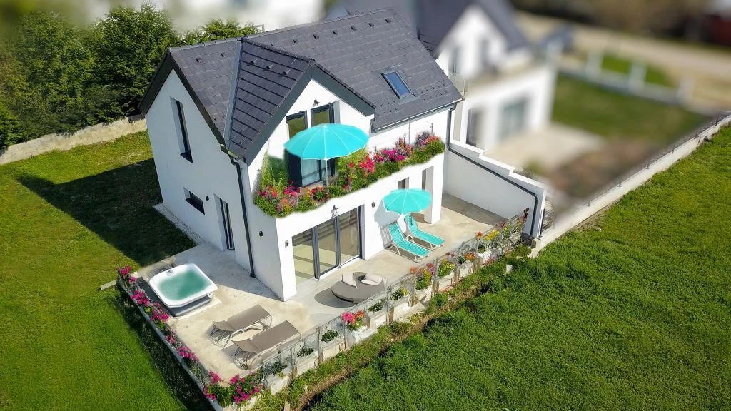 ÚjdonsÁg a balatonnál! modern otthon a+ energiával, örökpanorámával – csak 100 méterre a vízparttól!