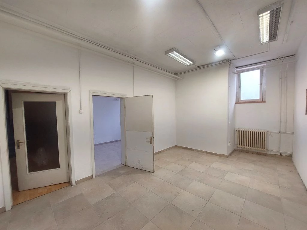 Solymáron , ipartelepen  fűtött műhely kiadÓ !