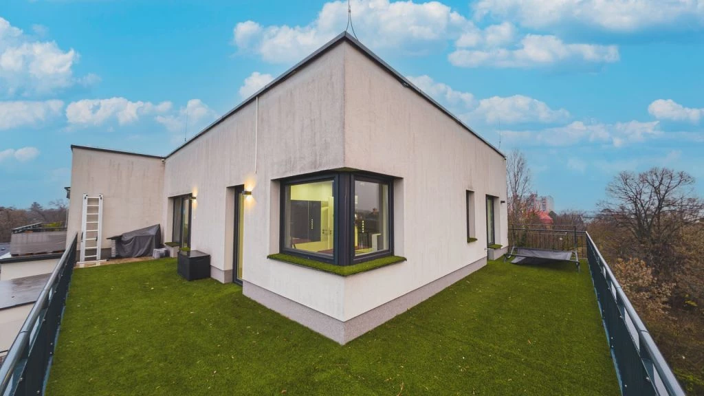 Penthouse eladó a xv. kerületben – nagy terasz, panoráma, tesla-töltős garázs