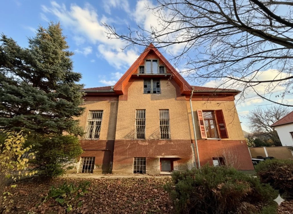 Villaépület Ómátyásföldön, 1063 m²-es telken