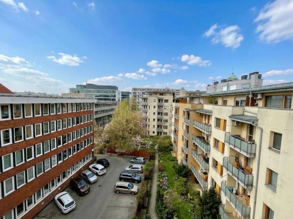 Modern, azonnal költözhető, bútorozott lakás teremgarázzsal az angyalföldi úton!