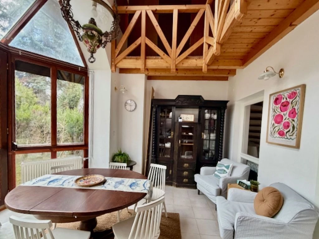 Nádtetős, karakteres ikerház, csendes zsákutcában!