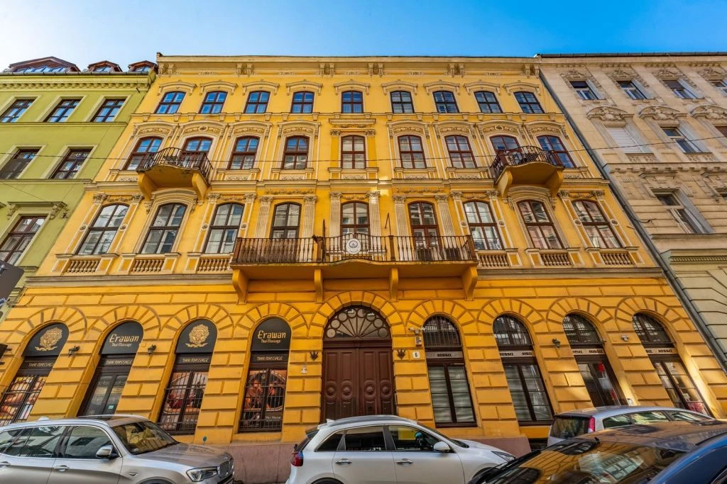 Tágas, napfényes polgári lakás – ritka belvárosi nyugalom