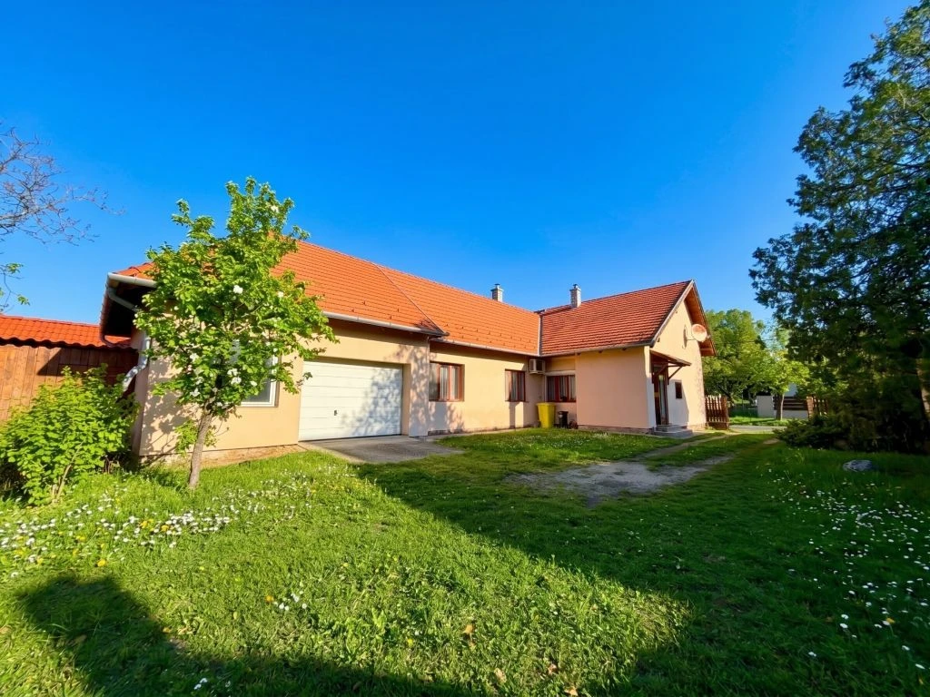Kőröshegyen eladó családi ház nagy telekkel, a balaton közelében!