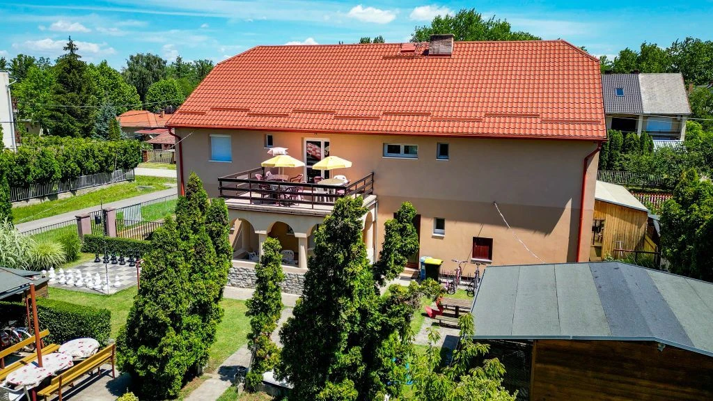 Többfunkciós, 12 szobás ingatlan eladó balatonföldváron, két különálló faházzal