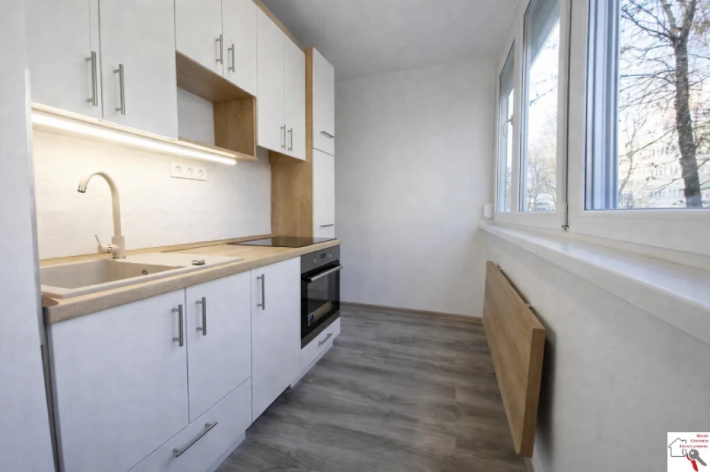 For sale other flat, Pécs, Kertváros, Eladó 4/1 emeleti, erkélyes, 2,5 szobás lakás Pécsett a Dóra utcában