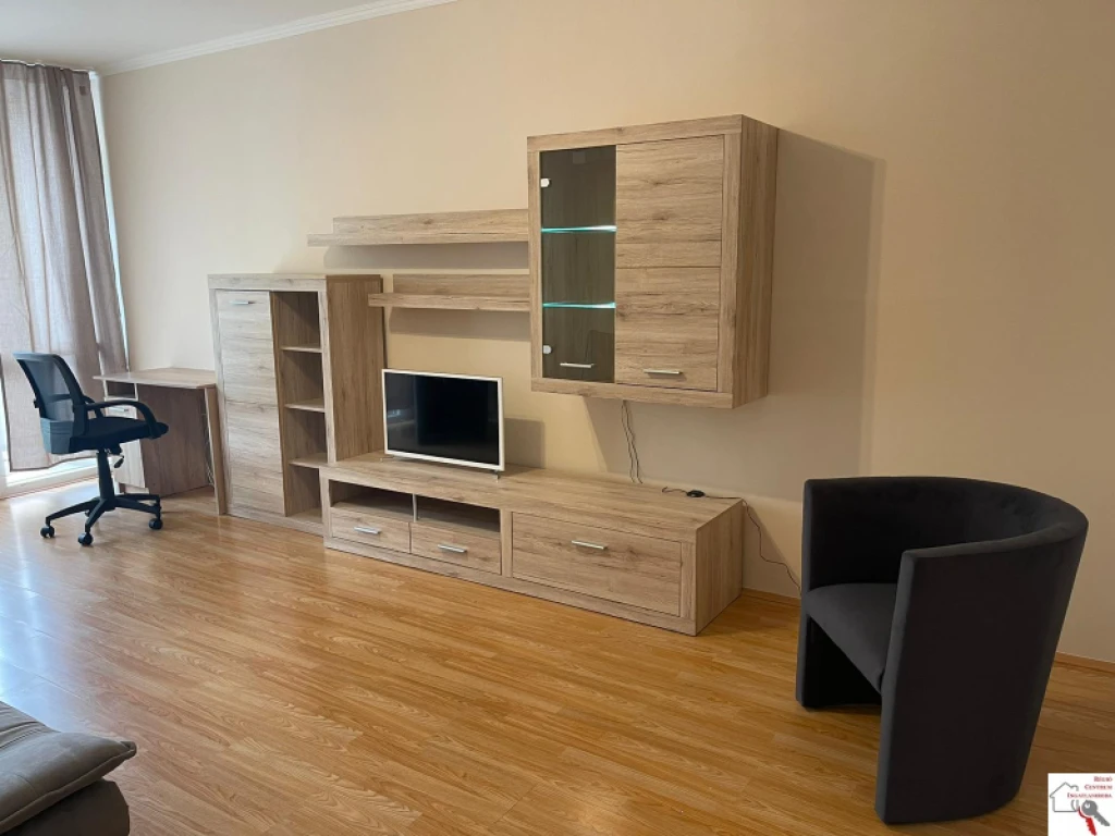 Kiadó panellakás, Pécs, Egyetemváros, Kiadó 4/1 emeleti 2 szobás, erkélyes, felújított lakás Pécsett a Váci M. utcában