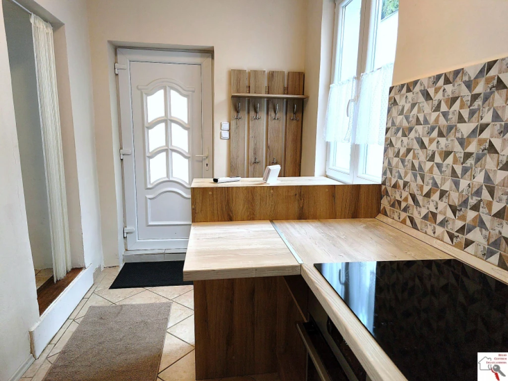 Eladó téglalakás, Pécs, Belváros, Eladó felújított 1,5 szobás tégla lakás Pécsett a belváros csendes utcájában