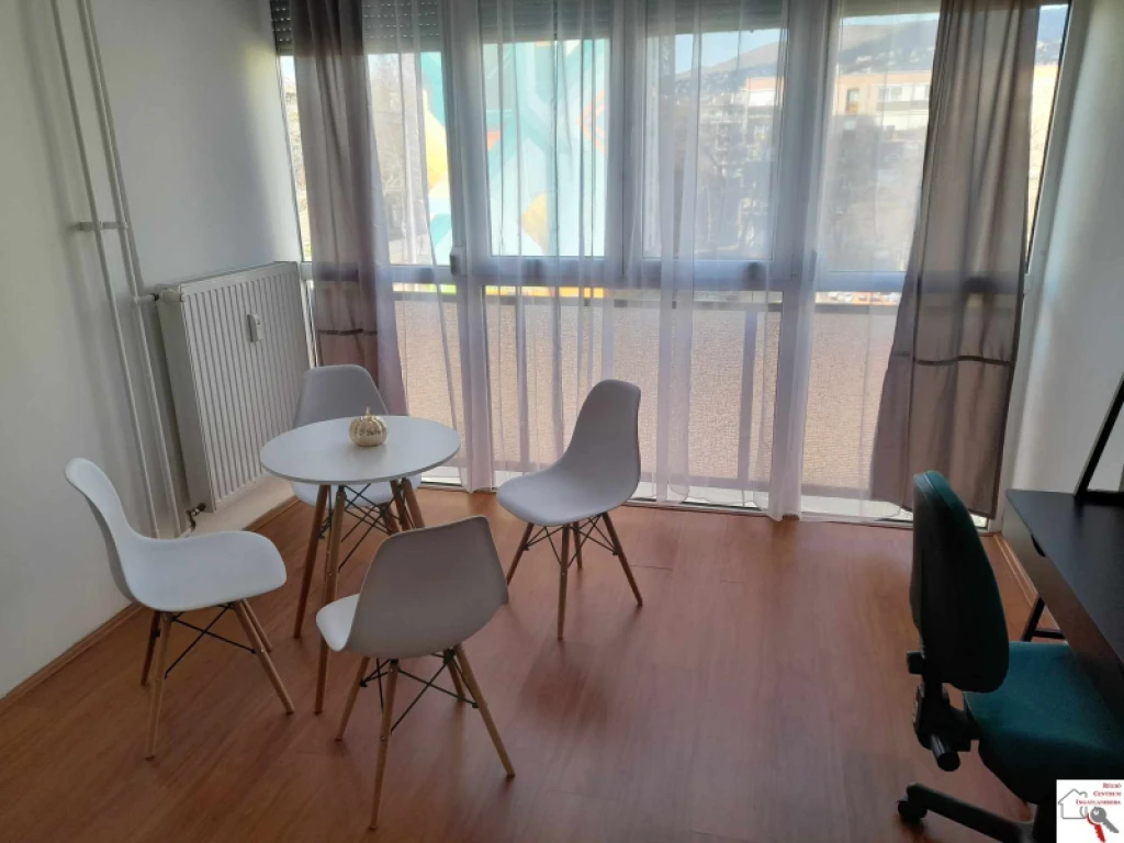 c3-2-name c2-20-name, Pécs, Egyetemváros, Kiadó 4/3 em. 2 szobás, felújított, bútorozott lakás Pécsett a Megyeri térnél