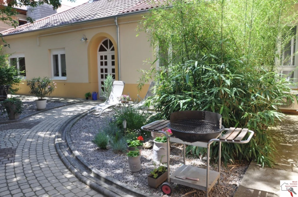 Kiadó téglalakás, Pécs, Belváros, Kiadó nappali + 1 hálós, kertkapcsolatos lakás Pécsett a Munkácsy utcában
