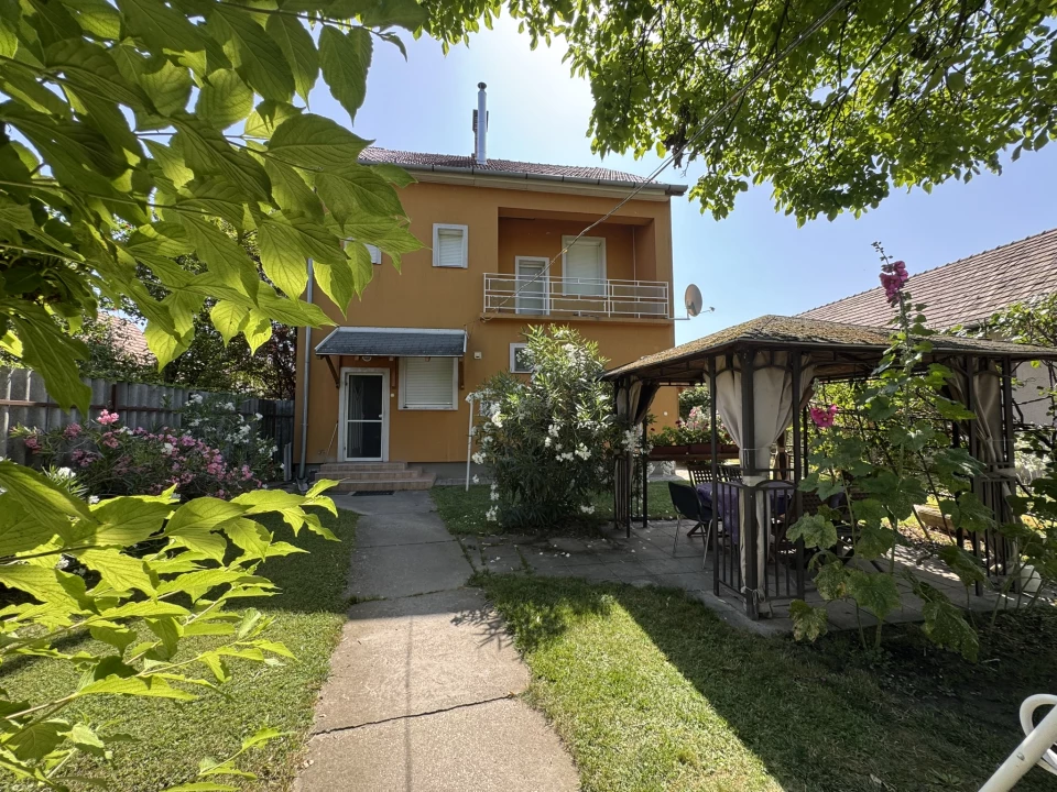 Eladó családi ház, Lórév