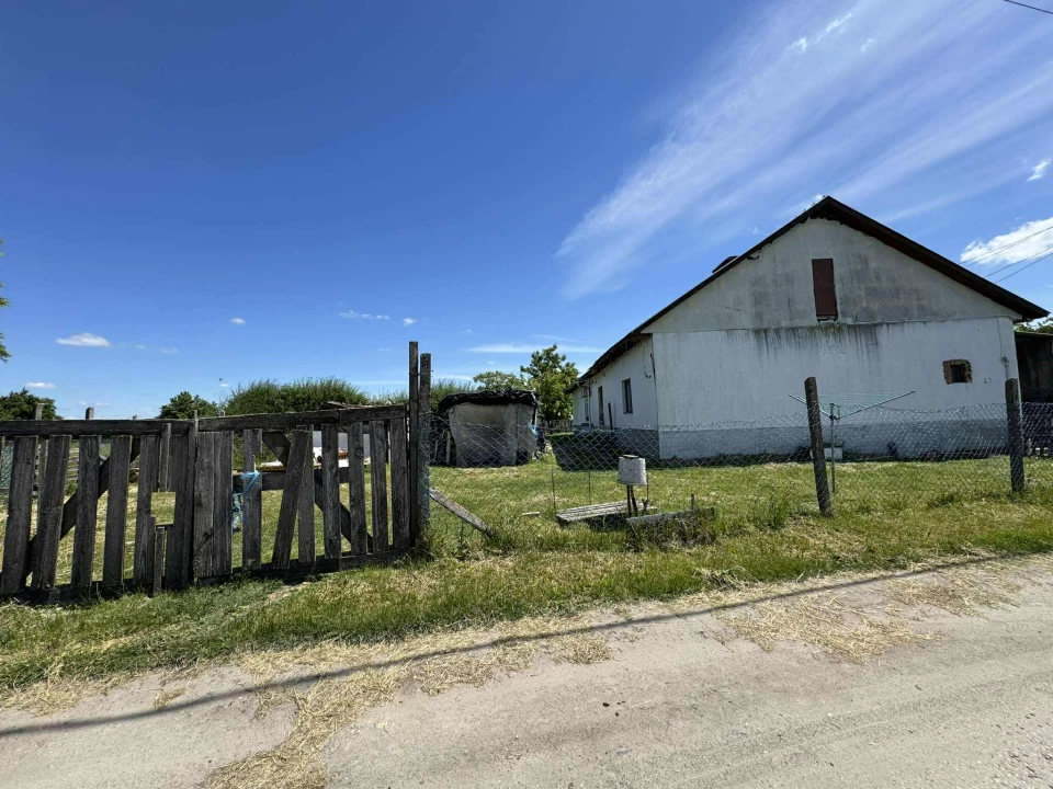 Eladó családi ház, Apaj