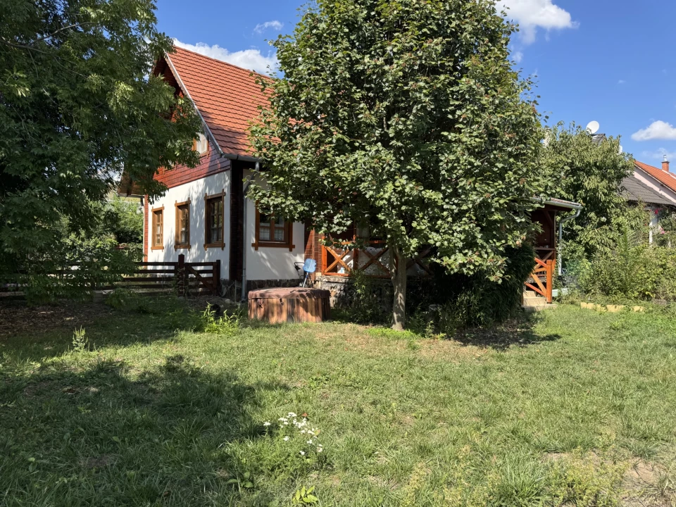 Eladó családi ház Zsámbék egyik kedvelt, csendes utcájában!