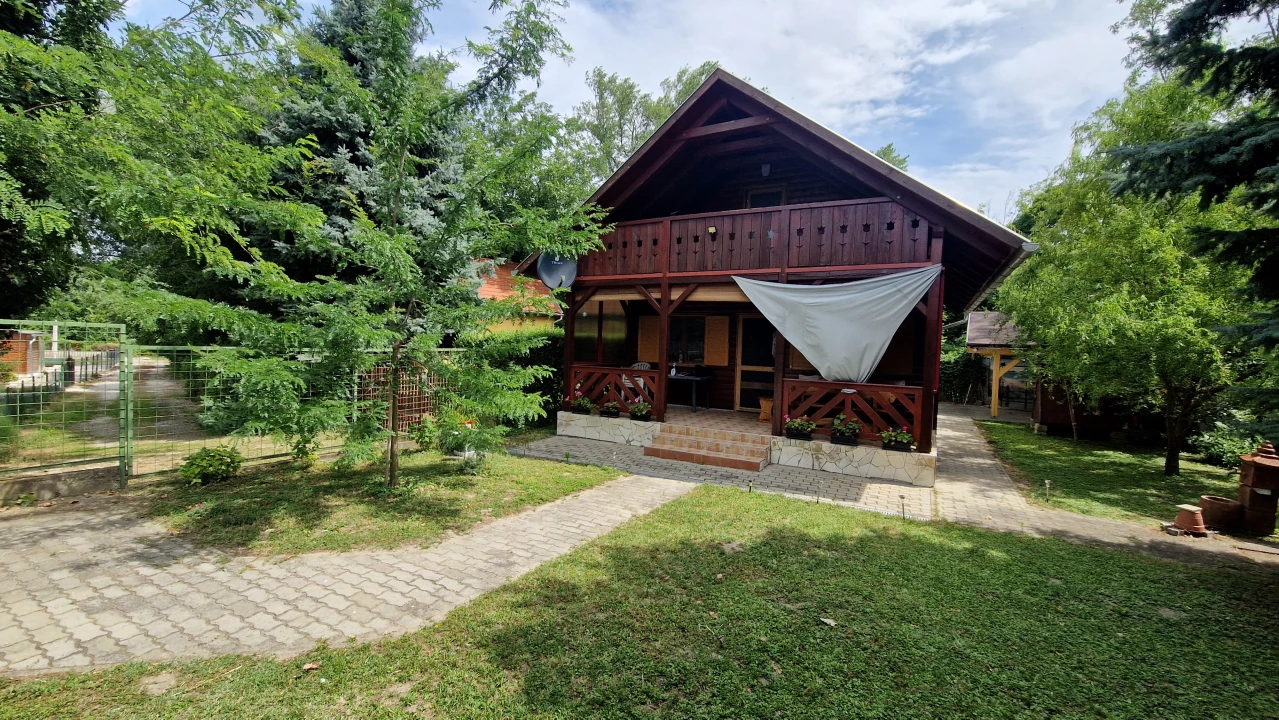 Közvetlen vízparti nyaraló a Naposparton – Dömsöd legszebb és legkedveltebb üdülőövezetében!