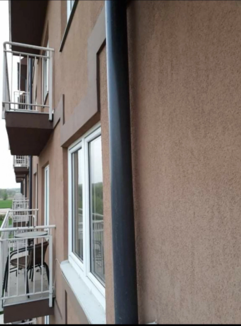 Eladó panellakás, Táborfalva