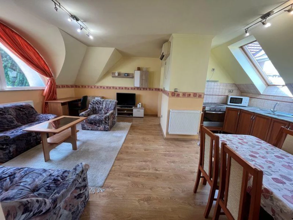 Tégla építésű Belvárosi Lakás Eladó Garázzsal