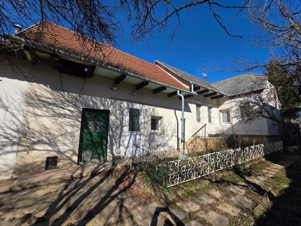 Eladó családi ház, Üröm, Ófalu