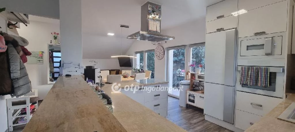 For sale brick flat, Üröm, ófalu